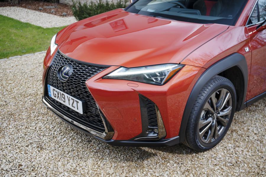 Детали экстерьера Lexus UX250h F-Sport 2019 года  (UK) (фото 36 из 40)
